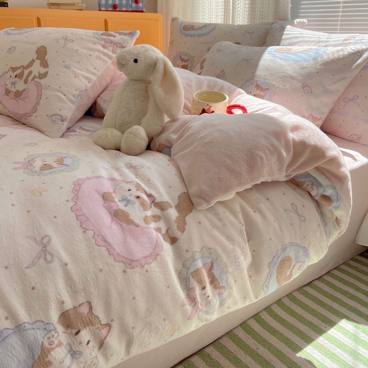 91家纺网 家纺一手货源 找家纺 六巷胡同 2025新款INS卡通A类200克牛奶绒基础款四件套（第一系） 基础款-萝莉猫咪崽