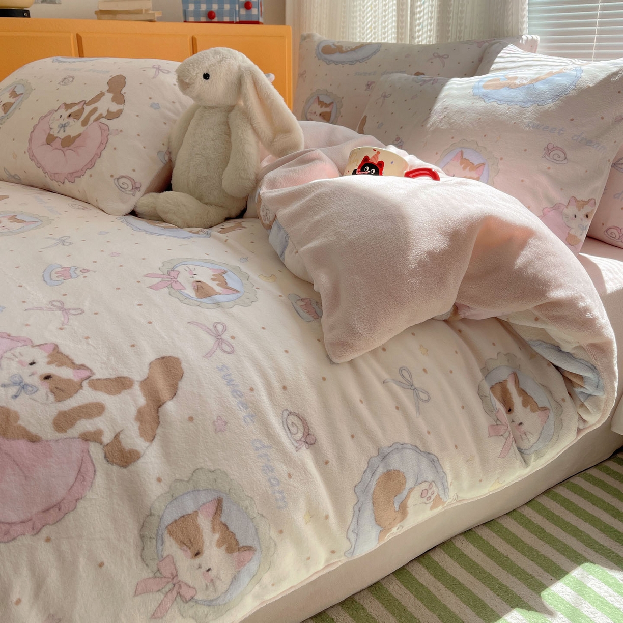 91家纺网 家纺一手货源 找家纺 六巷胡同 2025新款INS卡通A类200克牛奶绒基础款四件套（第一系） 基础款-萝莉猫咪崽