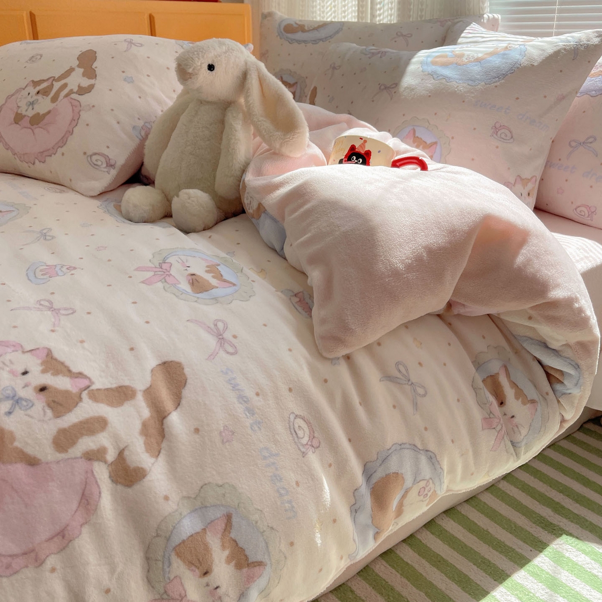 91家纺网 家纺一手货源 找家纺 六巷胡同 2025新款INS卡通A类200克牛奶绒基础款四件套（第一系） 基础款-萝莉猫咪崽