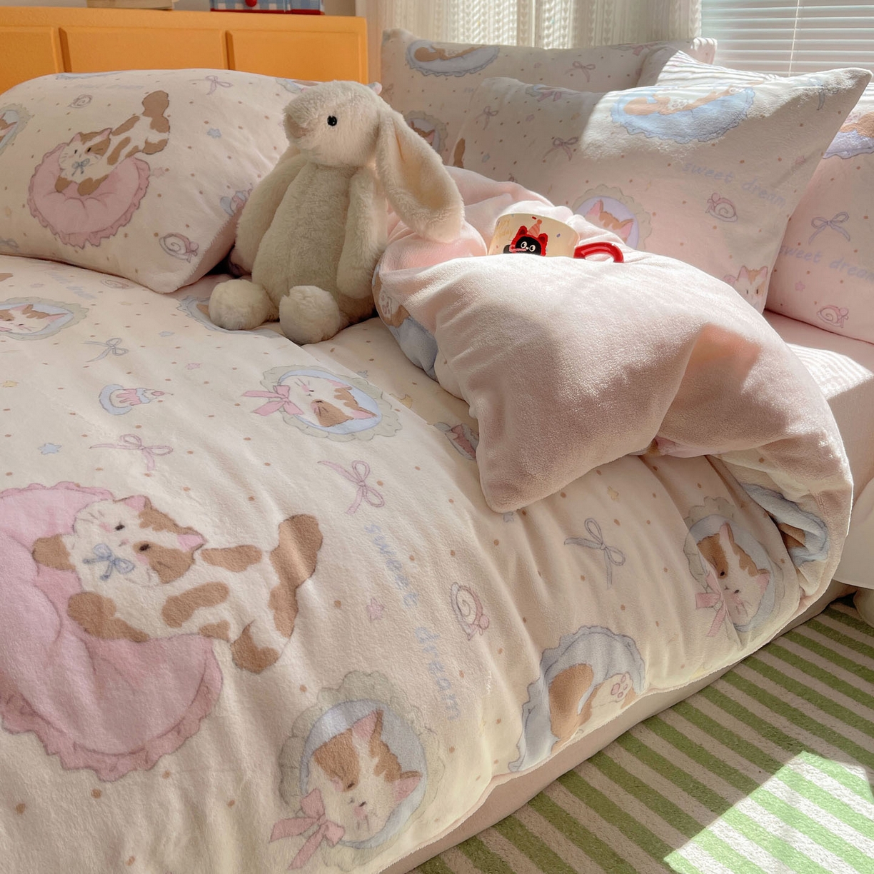 91家纺网 家纺一手货源 找家纺 六巷胡同 2025新款INS卡通A类200克牛奶绒基础款四件套（第一系） 基础款-萝莉猫咪崽