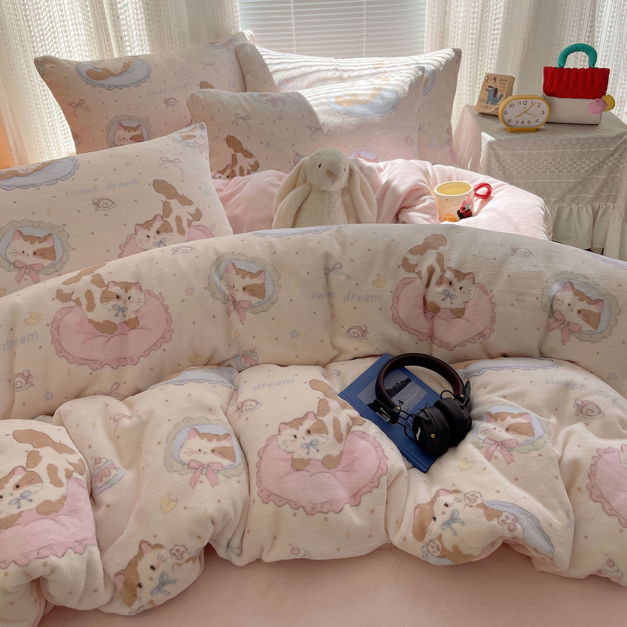 91家纺网 家纺一手货源 找家纺 六巷胡同 2025新款INS卡通A类200克牛奶绒基础款四件套（第一系） 基础款-萝莉猫咪崽