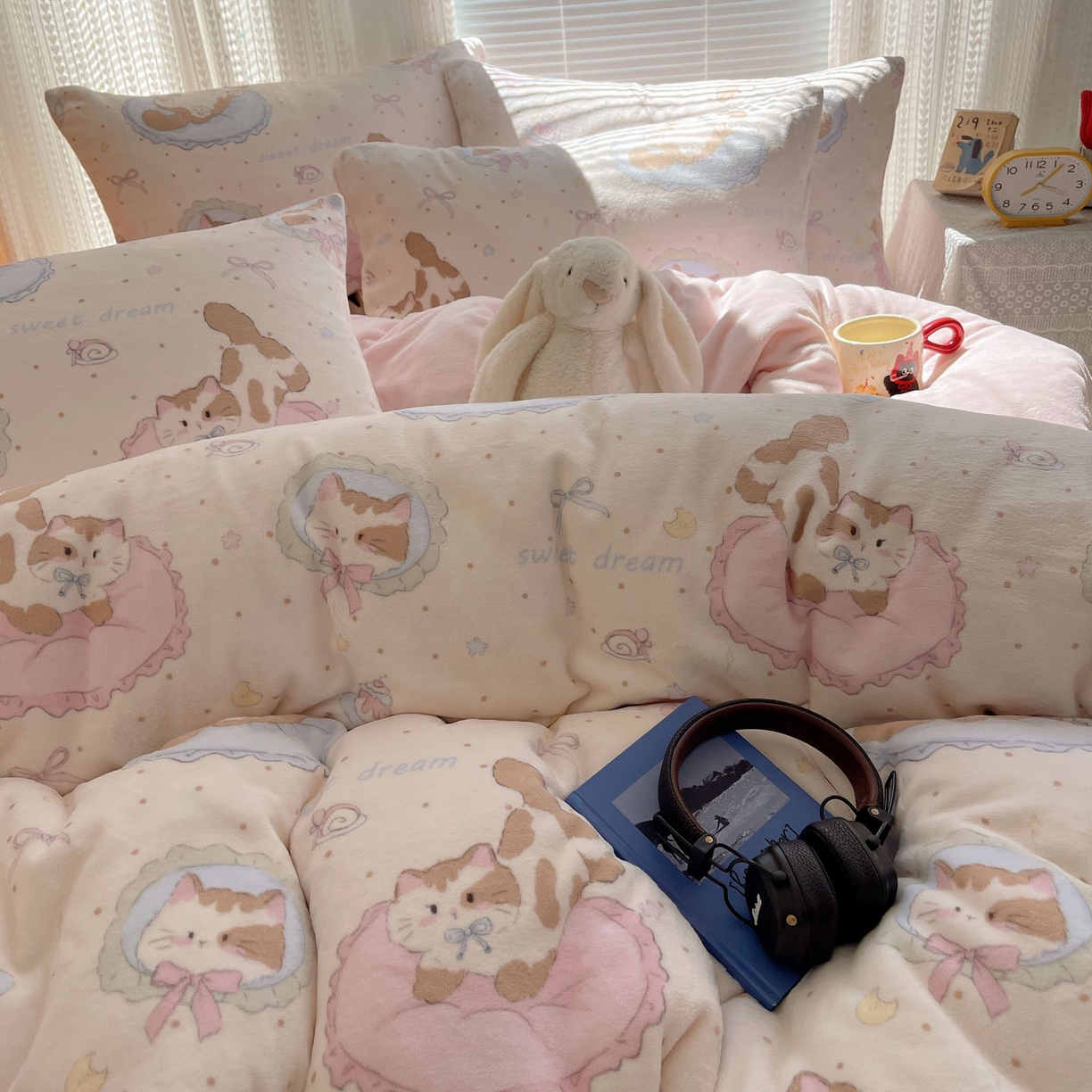 91家纺网 家纺一手货源 找家纺 六巷胡同 2025新款INS卡通A类200克牛奶绒基础款四件套（第一系） 基础款-萝莉猫咪崽