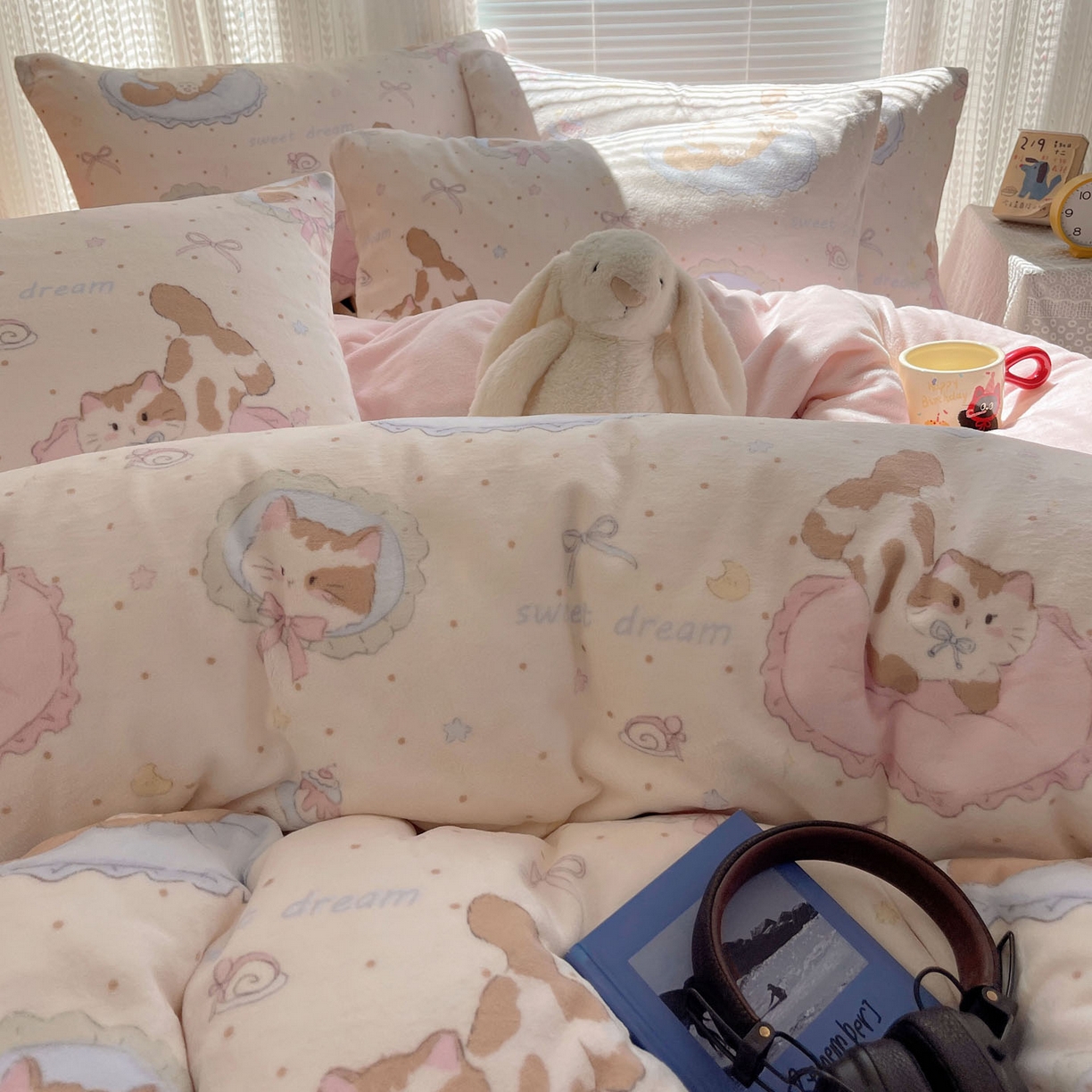 91家纺网 家纺一手货源 找家纺 六巷胡同 2025新款INS卡通A类200克牛奶绒基础款四件套（第一系） 基础款-萝莉猫咪崽