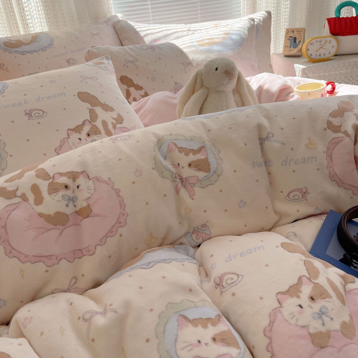 91家纺网 家纺一手货源 找家纺 六巷胡同 2025新款INS卡通A类200克牛奶绒基础款四件套（第一系） 基础款-萝莉猫咪崽