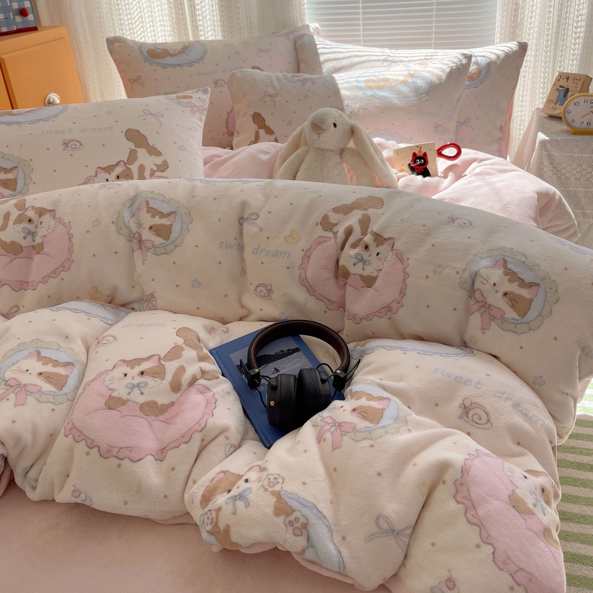 91家纺网 家纺一手货源 找家纺 六巷胡同 2025新款INS卡通A类200克牛奶绒基础款四件套（第一系） 基础款-萝莉猫咪崽