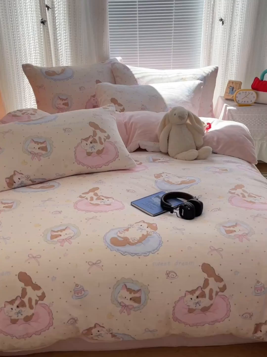 91家纺网 家纺一手货源 找家纺 六巷胡同 2025新款INS卡通A类200克牛奶绒基础款四件套（第一系） 基础款-萝莉猫咪崽