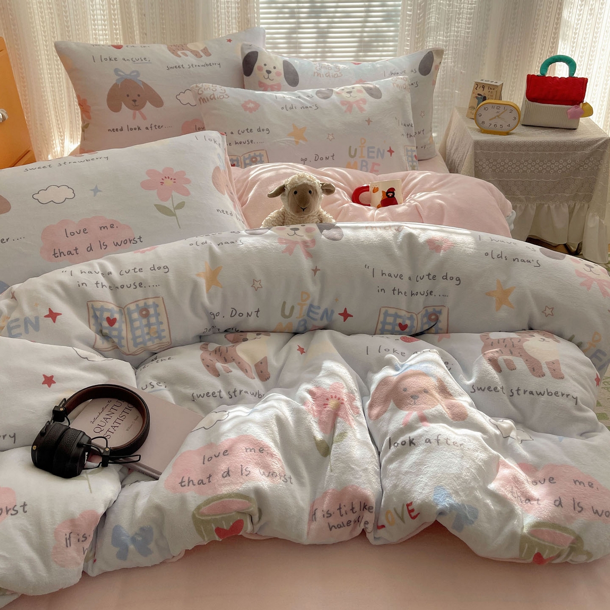 91家纺网 家纺一手货源 找家纺 六巷胡同 2025新款INS卡通A类200克牛奶绒基础款四件套（第一系） 基础款-猫狗小课堂