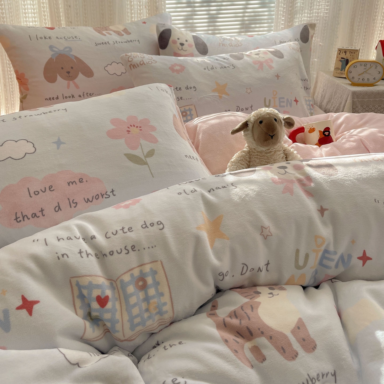 91家纺网 家纺一手货源 找家纺 六巷胡同 2025新款INS卡通A类200克牛奶绒基础款四件套（第一系） 基础款-猫狗小课堂