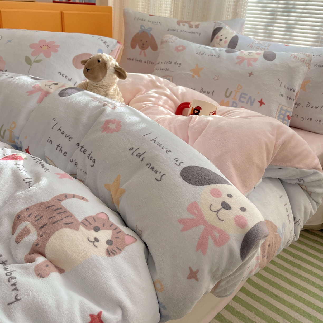 91家纺网 家纺一手货源 找家纺 六巷胡同 2025新款INS卡通A类200克牛奶绒基础款四件套（第一系） 基础款-猫狗小课堂