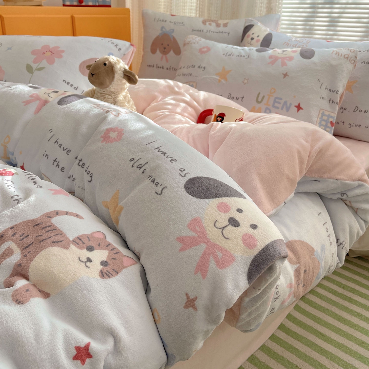 91家纺网 家纺一手货源 找家纺 六巷胡同 2025新款INS卡通A类200克牛奶绒基础款四件套（第一系） 基础款-猫狗小课堂