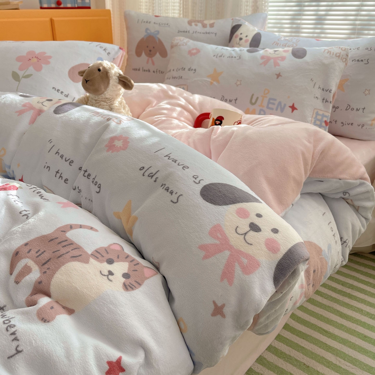 91家纺网 家纺一手货源 找家纺 六巷胡同 2025新款INS卡通A类200克牛奶绒基础款四件套（第一系） 基础款-猫狗小课堂