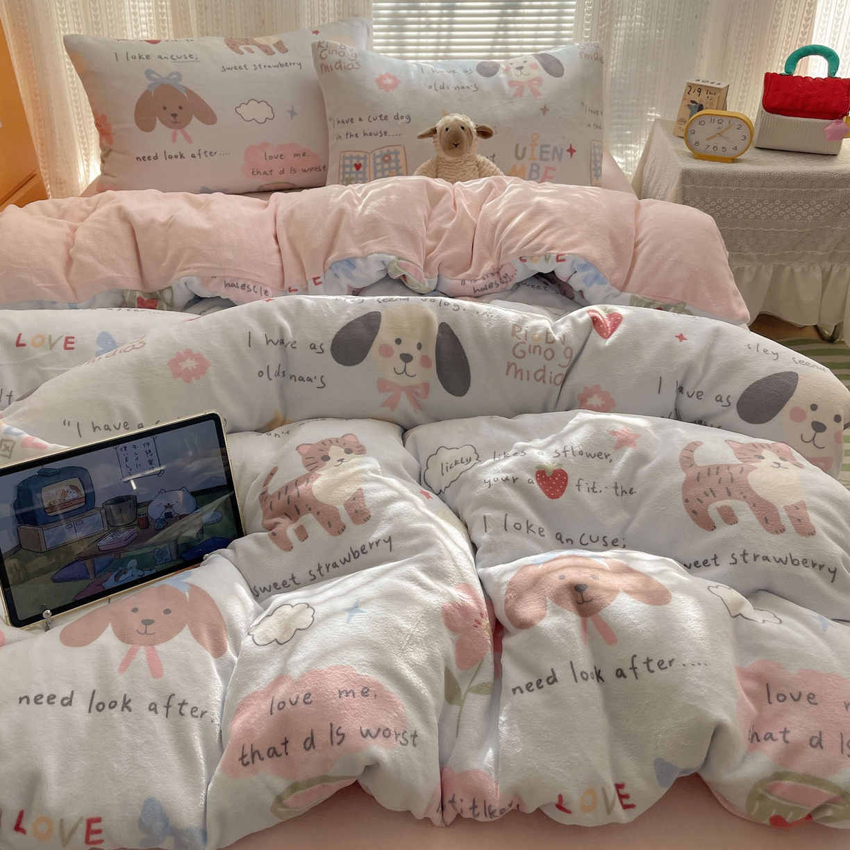 91家纺网 家纺一手货源 找家纺 六巷胡同 2025新款INS卡通A类200克牛奶绒基础款四件套（第一系） 基础款-猫狗小课堂