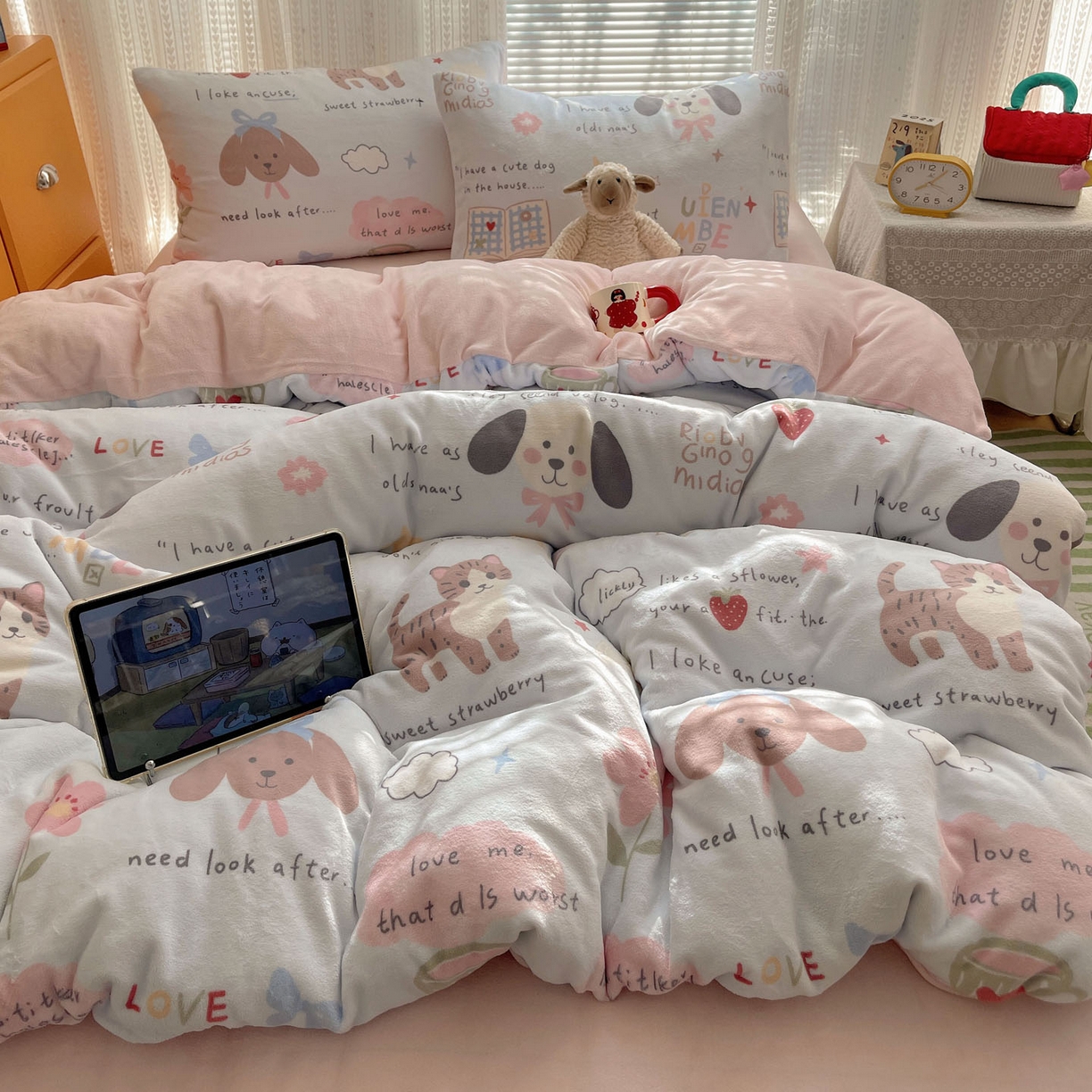 91家纺网 家纺一手货源 找家纺 六巷胡同 2025新款INS卡通A类200克牛奶绒基础款四件套（第一系） 基础款-猫狗小课堂