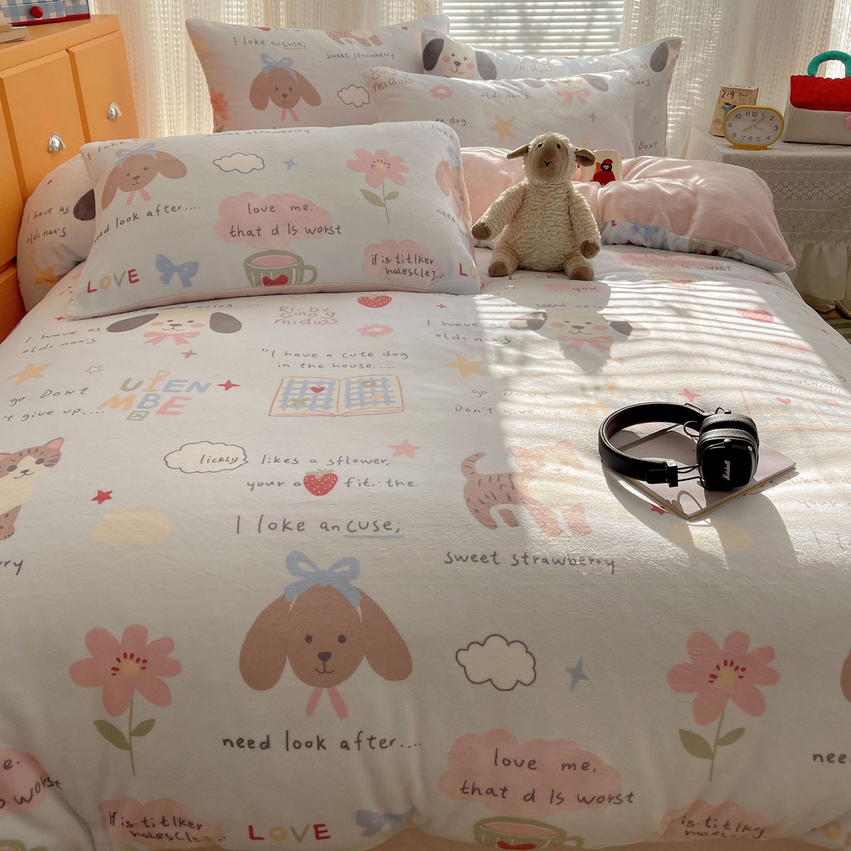 91家纺网 家纺一手货源 找家纺 六巷胡同 2025新款INS卡通A类200克牛奶绒基础款四件套（第一系） 基础款-猫狗小课堂