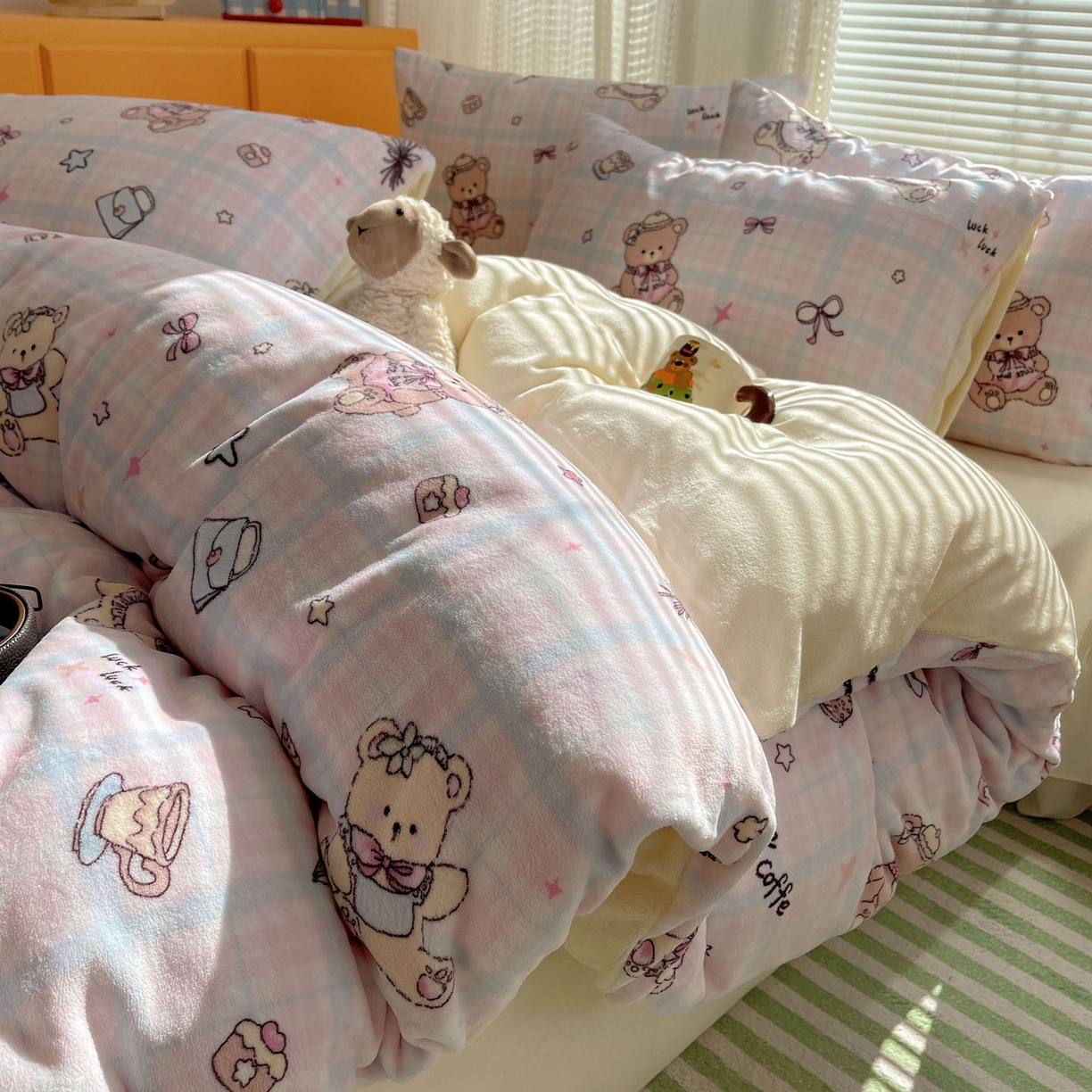 91家纺网 家纺一手货源 找家纺 六巷胡同 2025新款INS卡通A类200克牛奶绒基础款四件套（第一系） 基础款-熊友茶话会