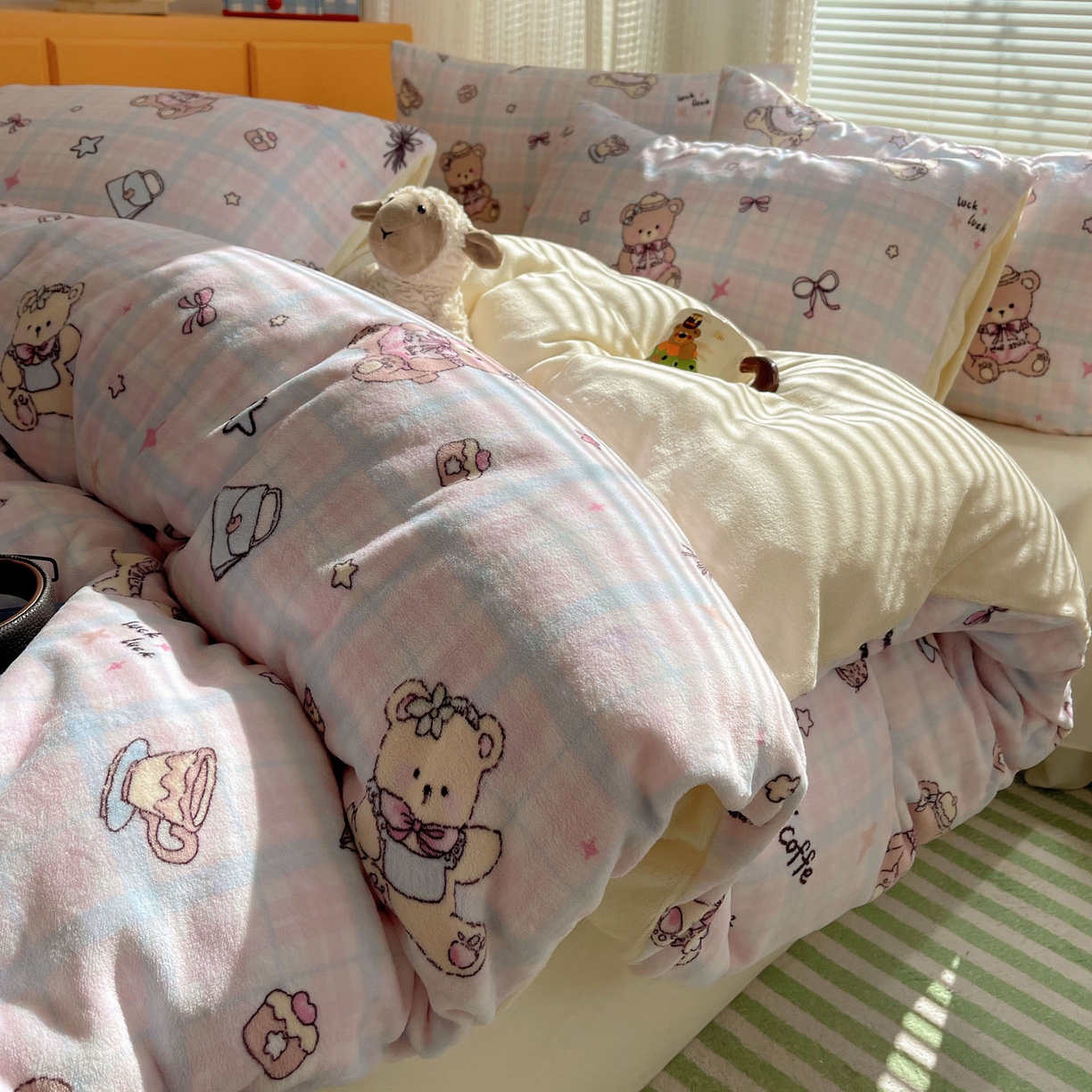 91家纺网 家纺一手货源 找家纺 六巷胡同 2025新款INS卡通A类200克牛奶绒基础款四件套（第一系） 基础款-熊友茶话会