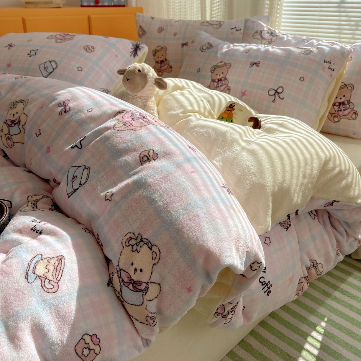 91家纺网 家纺一手货源 找家纺 六巷胡同 2025新款INS卡通A类200克牛奶绒基础款四件套（第一系） 基础款-熊友茶话会