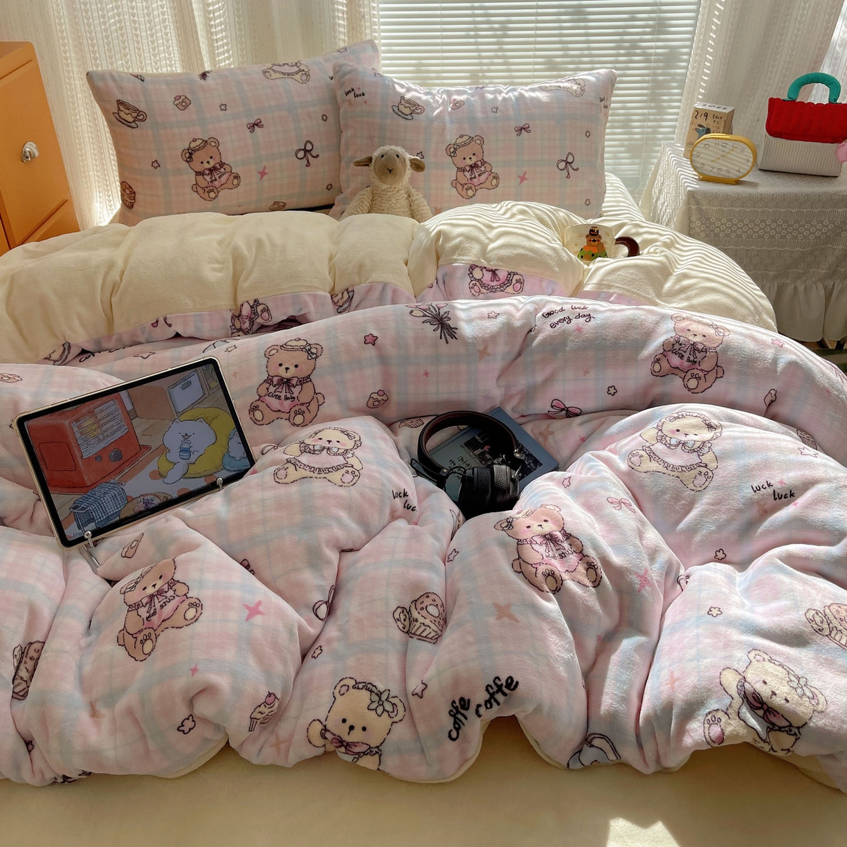 91家纺网 家纺一手货源 找家纺 六巷胡同 2025新款INS卡通A类200克牛奶绒基础款四件套（第一系） 基础款-熊友茶话会