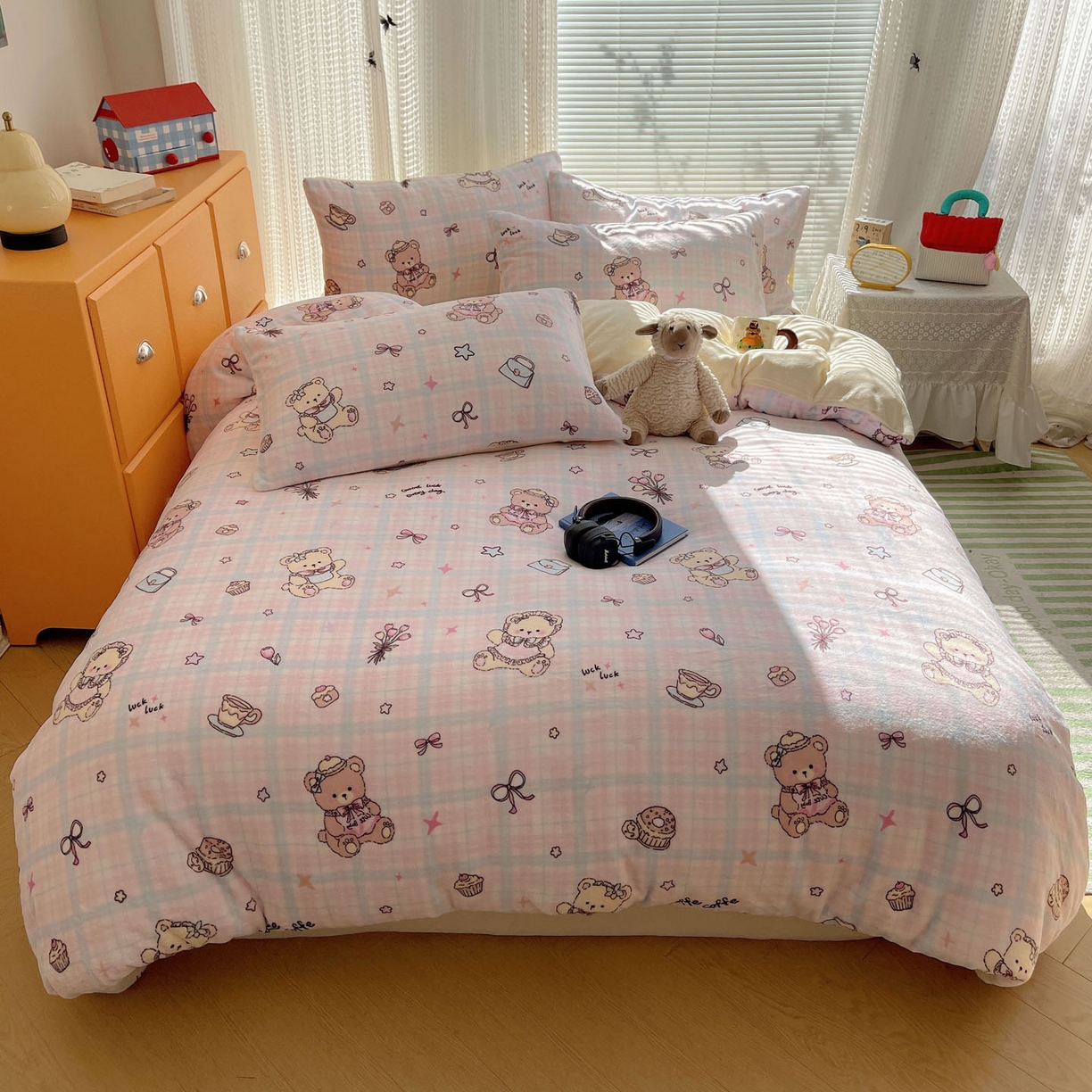 91家纺网 家纺一手货源 找家纺 六巷胡同 2025新款INS卡通A类200克牛奶绒基础款四件套（第一系） 基础款-熊友茶话会