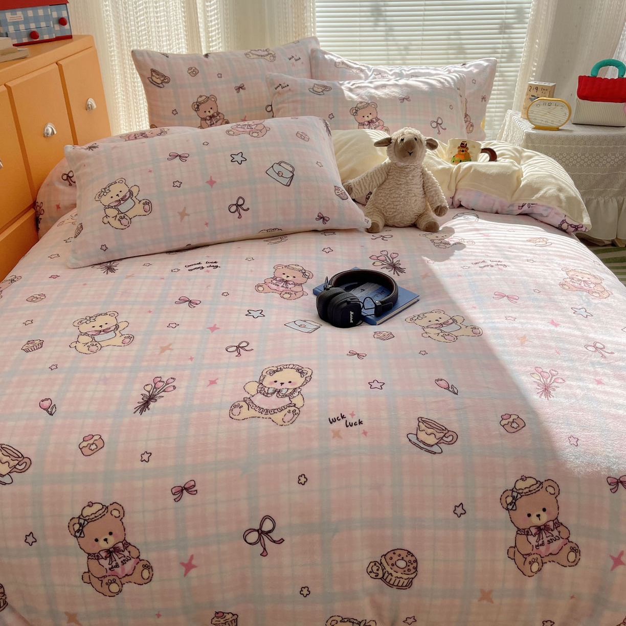 91家纺网 家纺一手货源 找家纺 六巷胡同 2025新款INS卡通A类200克牛奶绒基础款四件套（第一系） 基础款-熊友茶话会