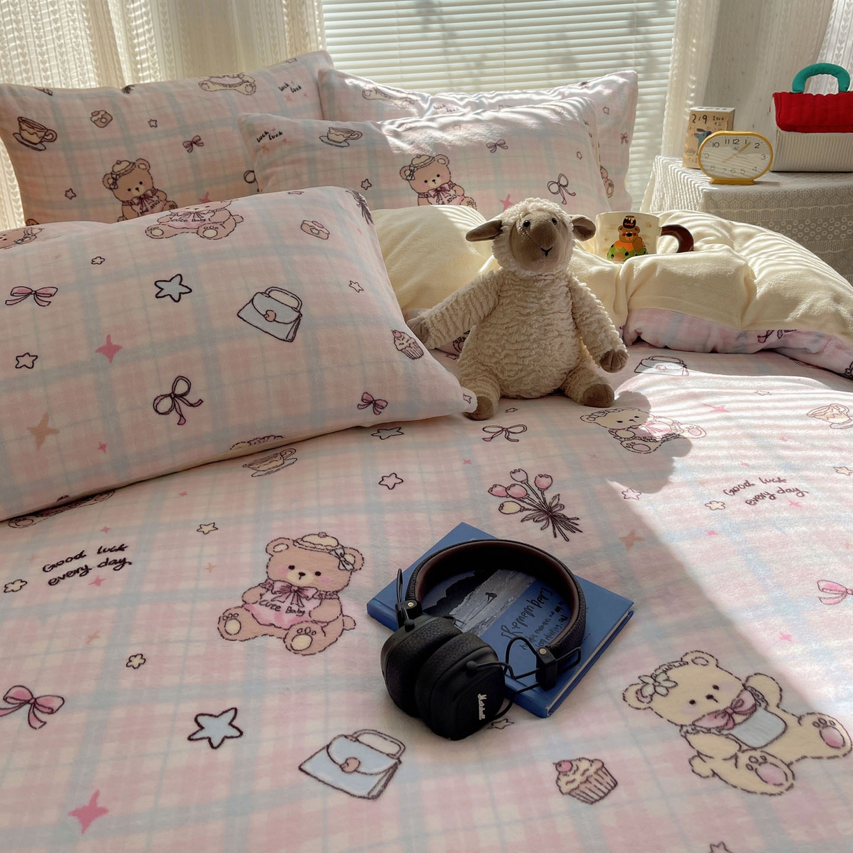 91家纺网 家纺一手货源 找家纺 六巷胡同 2025新款INS卡通A类200克牛奶绒基础款四件套（第一系） 基础款-熊友茶话会