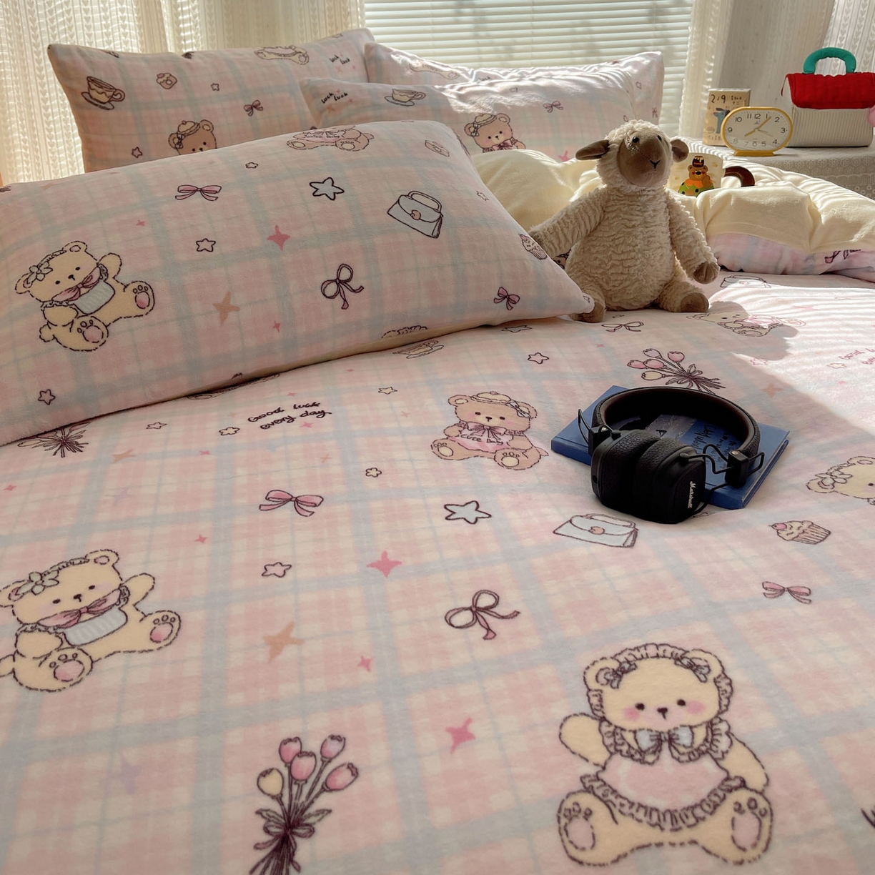 91家纺网 家纺一手货源 找家纺 六巷胡同 2025新款INS卡通A类200克牛奶绒基础款四件套（第一系） 基础款-熊友茶话会