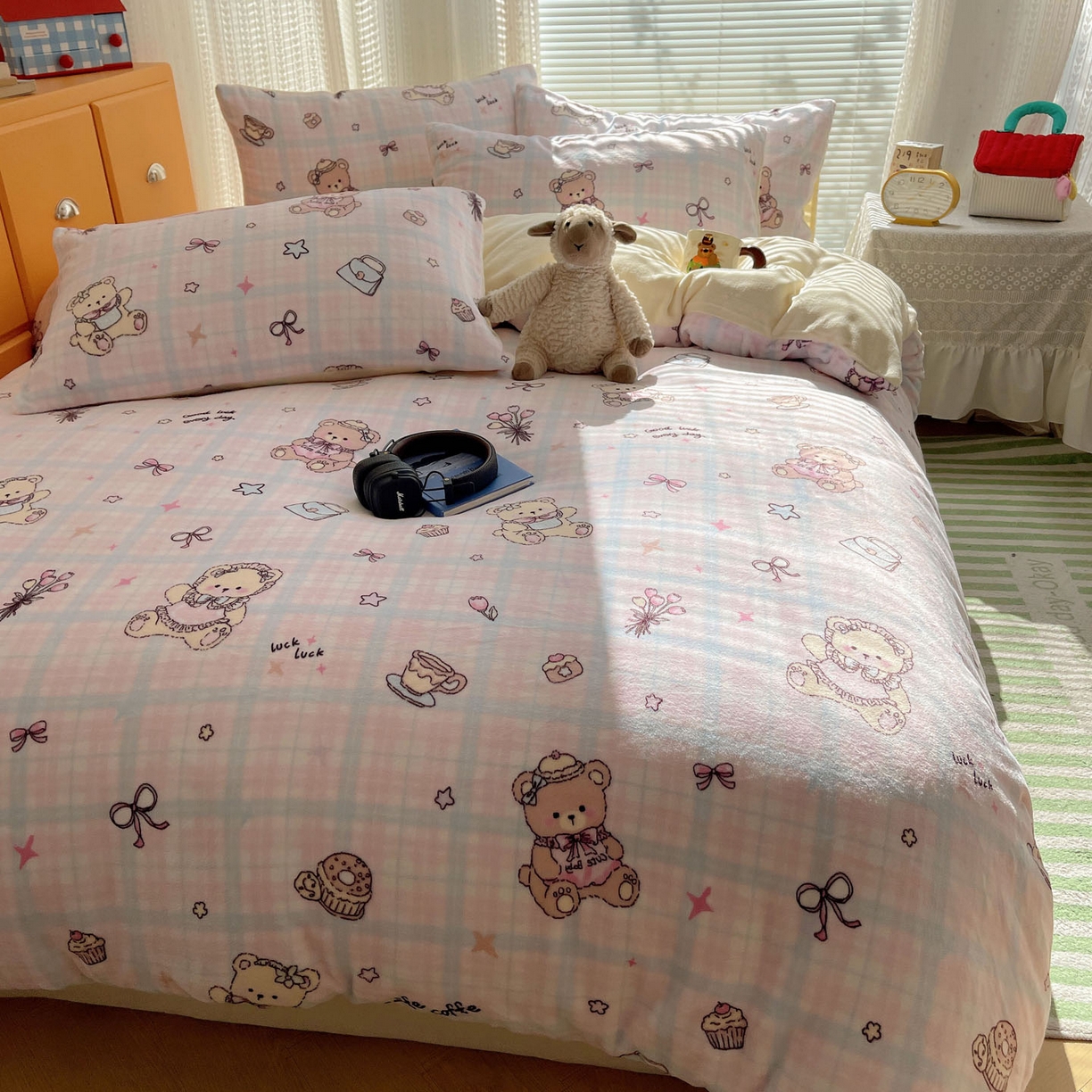 91家纺网 家纺一手货源 找家纺 六巷胡同 2025新款INS卡通A类200克牛奶绒基础款四件套（第一系） 基础款-熊友茶话会