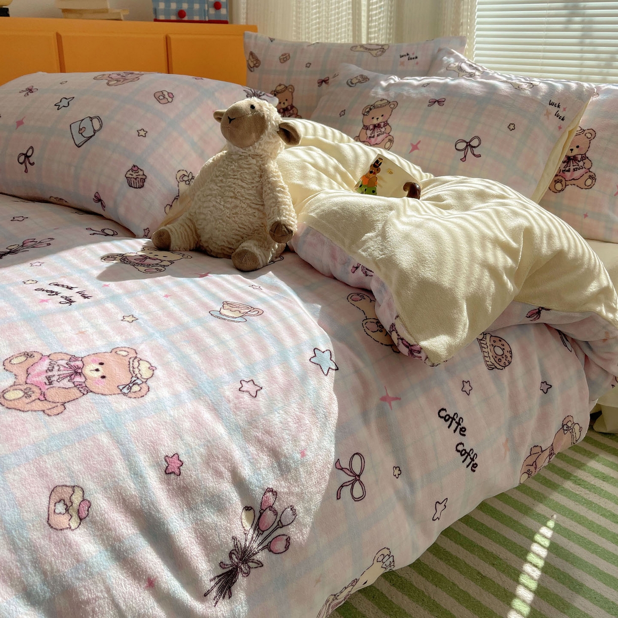 91家纺网 家纺一手货源 找家纺 六巷胡同 2025新款INS卡通A类200克牛奶绒基础款四件套（第一系） 基础款-熊友茶话会