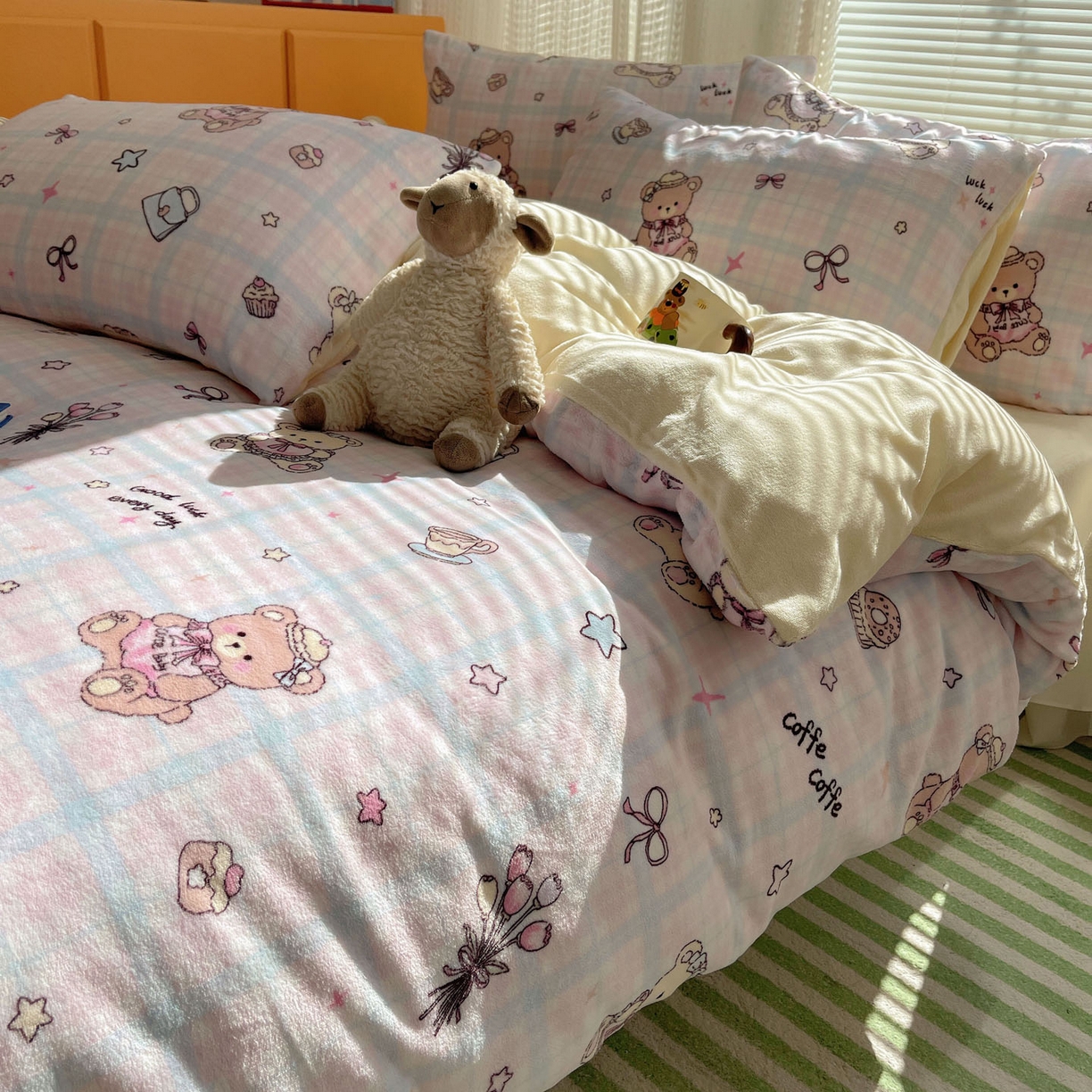 91家纺网 家纺一手货源 找家纺 六巷胡同 2025新款INS卡通A类200克牛奶绒基础款四件套（第一系） 基础款-熊友茶话会