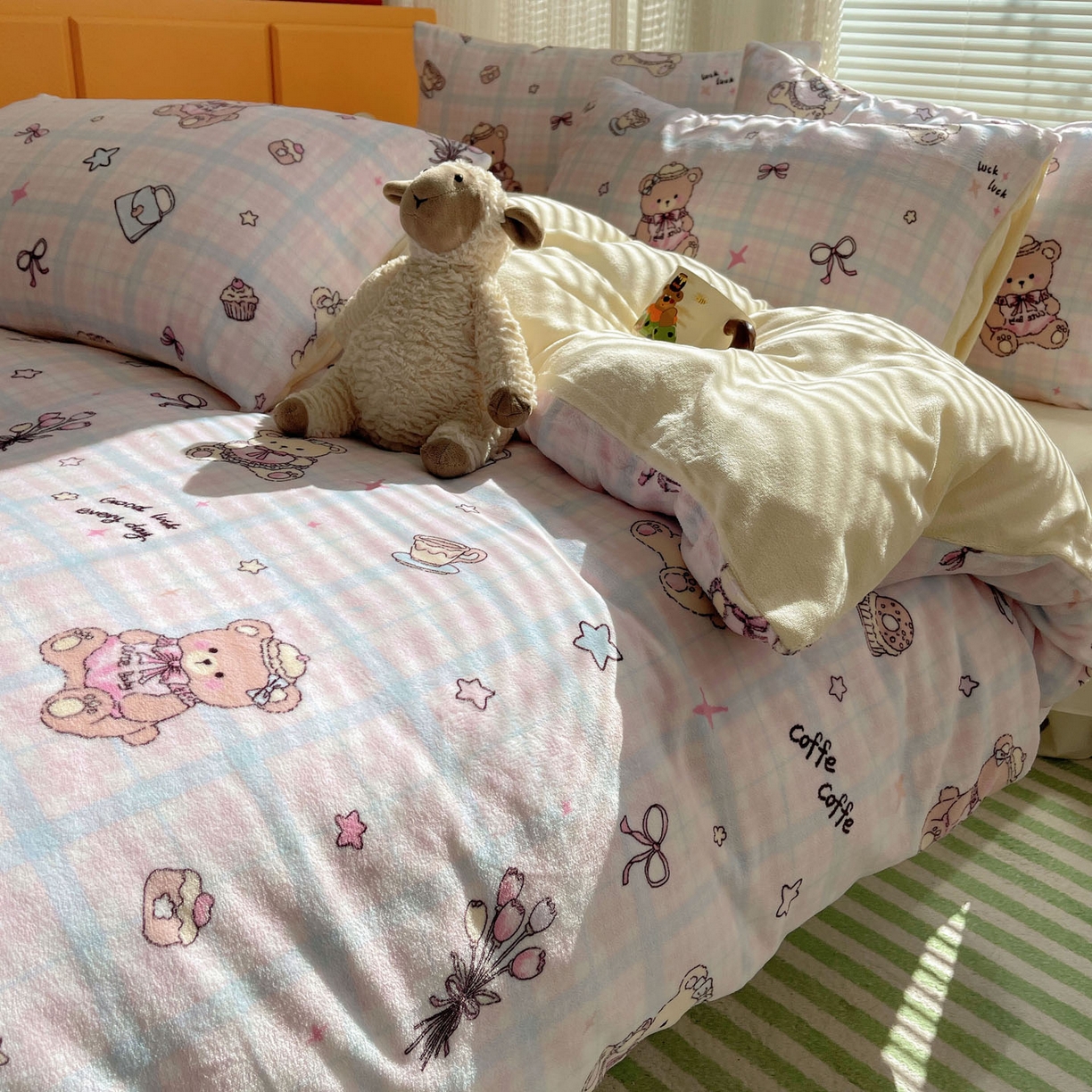 91家纺网 家纺一手货源 找家纺 六巷胡同 2025新款INS卡通A类200克牛奶绒基础款四件套（第一系） 基础款-熊友茶话会