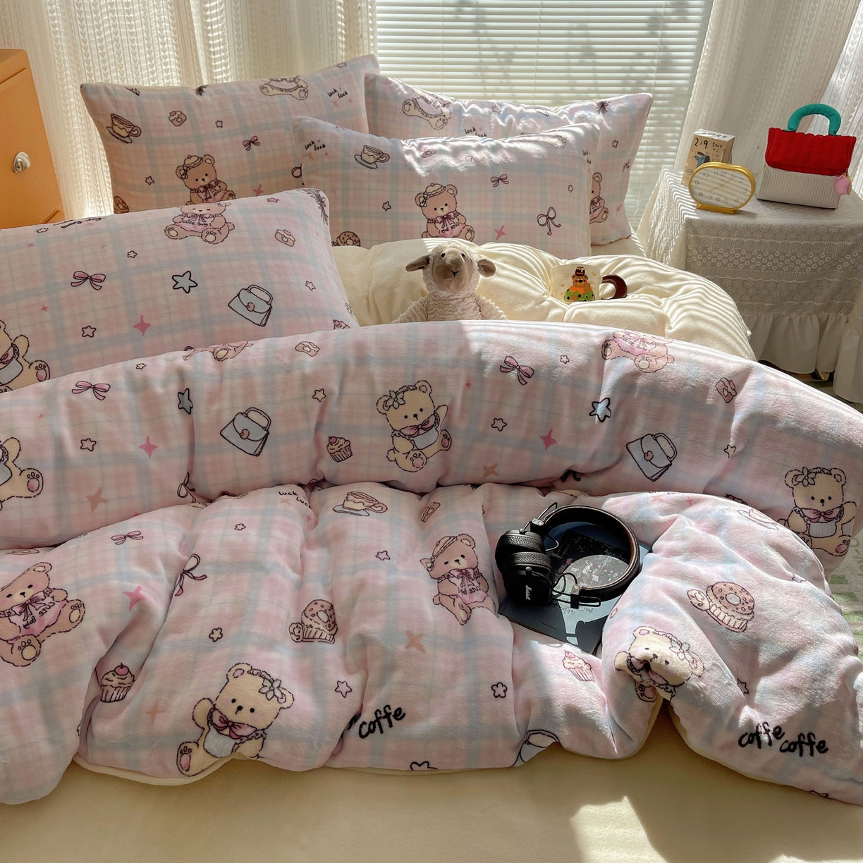 91家纺网 家纺一手货源 找家纺 六巷胡同 2025新款INS卡通A类200克牛奶绒基础款四件套（第一系） 基础款-熊友茶话会