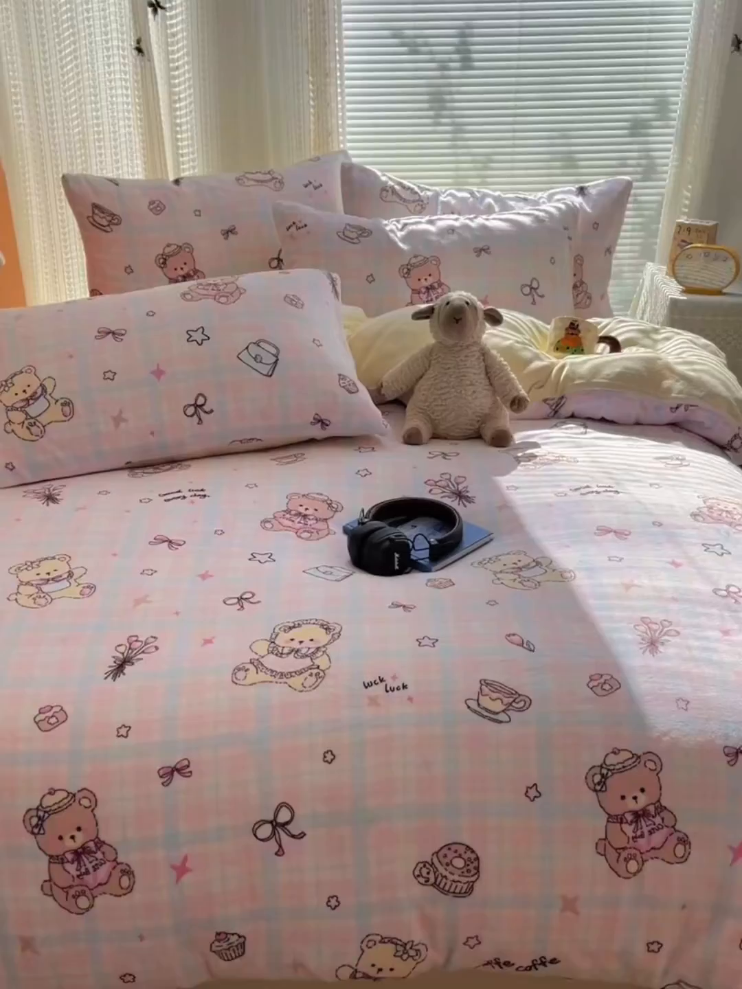 91家纺网 家纺一手货源 找家纺 六巷胡同 2025新款INS卡通A类200克牛奶绒基础款四件套（第一系） 基础款-熊友茶话会