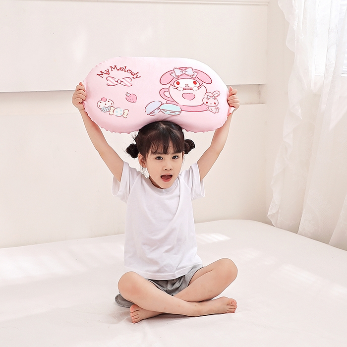 91家纺网 家纺一手货源 找家纺 八零年代  2025新款三丽鸥正版授权儿童分区护颈枕健康睡眠记忆棉枕头枕套可拆洗 草莓美乐蒂