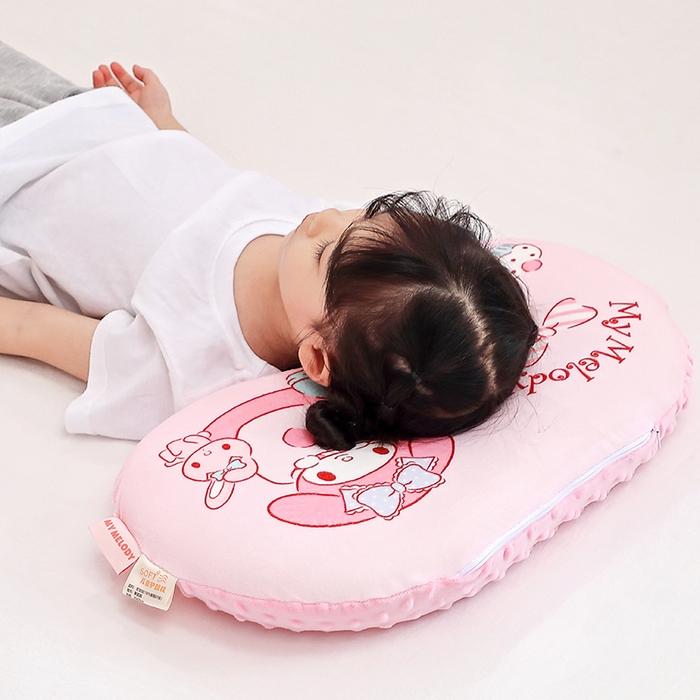 91家纺网 家纺一手货源 找家纺 八零年代  2025新款三丽鸥正版授权儿童分区护颈枕健康睡眠记忆棉枕头枕套可拆洗 草莓美乐蒂