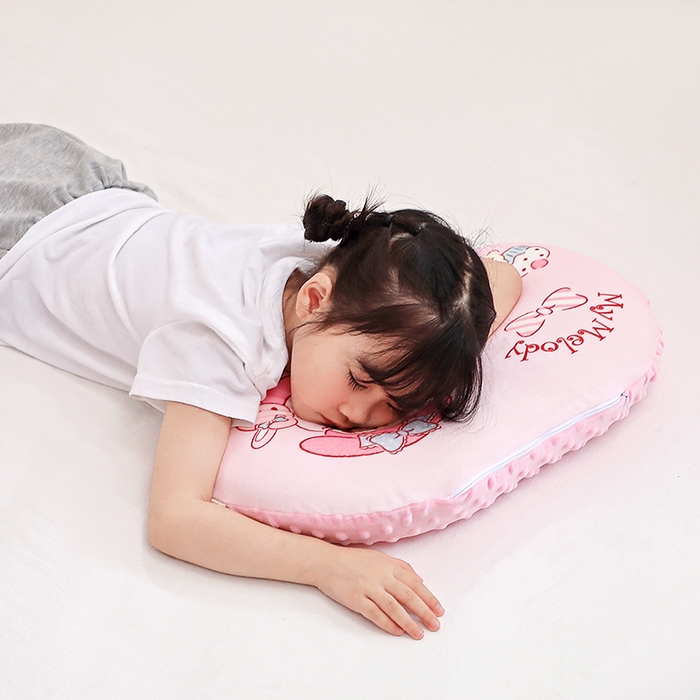 91家纺网 家纺一手货源 找家纺 八零年代  2025新款三丽鸥正版授权儿童分区护颈枕健康睡眠记忆棉枕头枕套可拆洗 草莓美乐蒂