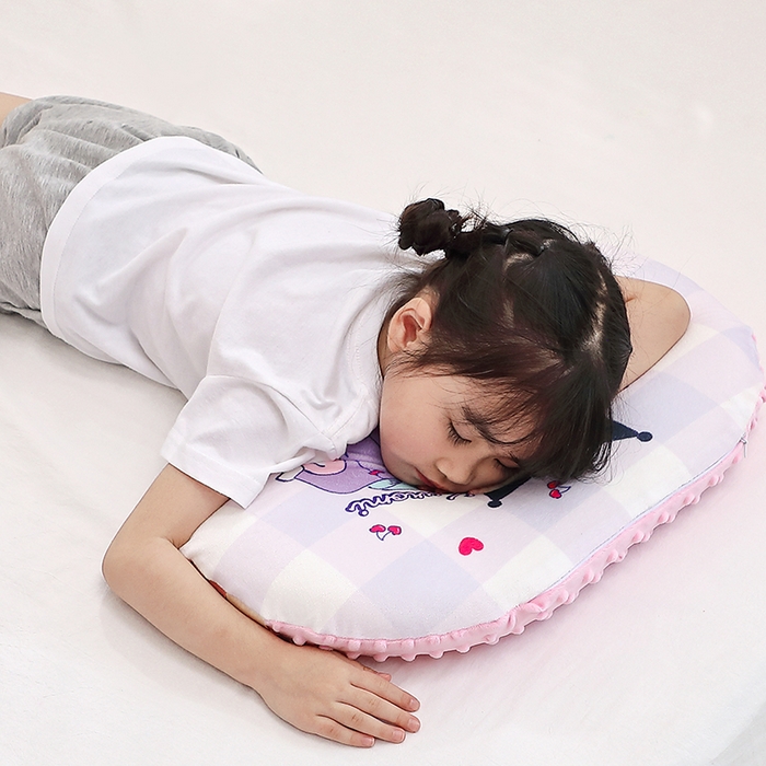 91家纺网 家纺一手货源 找家纺 八零年代  2025新款三丽鸥正版授权儿童分区护颈枕健康睡眠记忆棉枕头枕套可拆洗 汽车库洛米