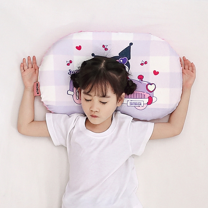 91家纺网 家纺一手货源 找家纺 八零年代  2025新款三丽鸥正版授权儿童分区护颈枕健康睡眠记忆棉枕头枕套可拆洗 汽车库洛米
