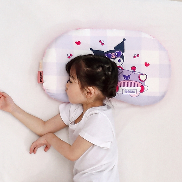 91家纺网 家纺一手货源 找家纺 八零年代  2025新款三丽鸥正版授权儿童分区护颈枕健康睡眠记忆棉枕头枕套可拆洗 汽车库洛米