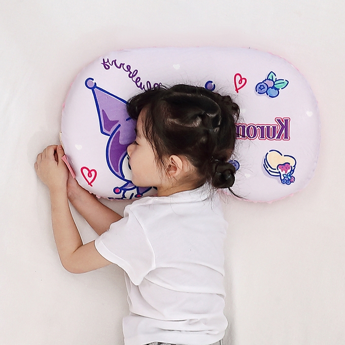 91家纺网 家纺一手货源 找家纺 八零年代  2025新款三丽鸥正版授权儿童分区护颈枕健康睡眠记忆棉枕头枕套可拆洗 甜甜库洛米