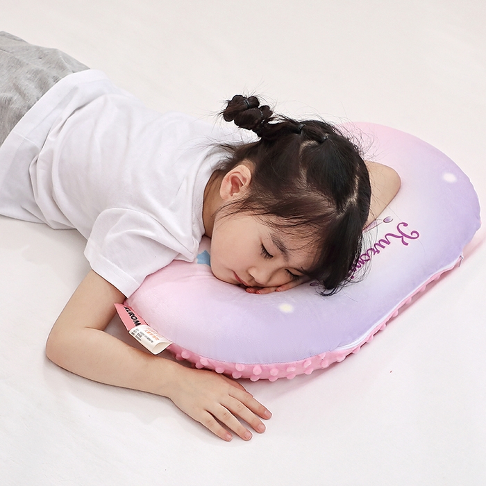 91家纺网 家纺一手货源 找家纺 八零年代  2025新款三丽鸥正版授权儿童分区护颈枕健康睡眠记忆棉枕头枕套可拆洗 炫彩库洛米