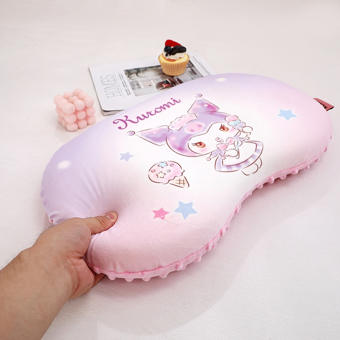 91家纺网 家纺一手货源 找家纺 八零年代  2025新款三丽鸥正版授权儿童分区护颈枕健康睡眠记忆棉枕头枕套可拆洗 炫彩库洛米