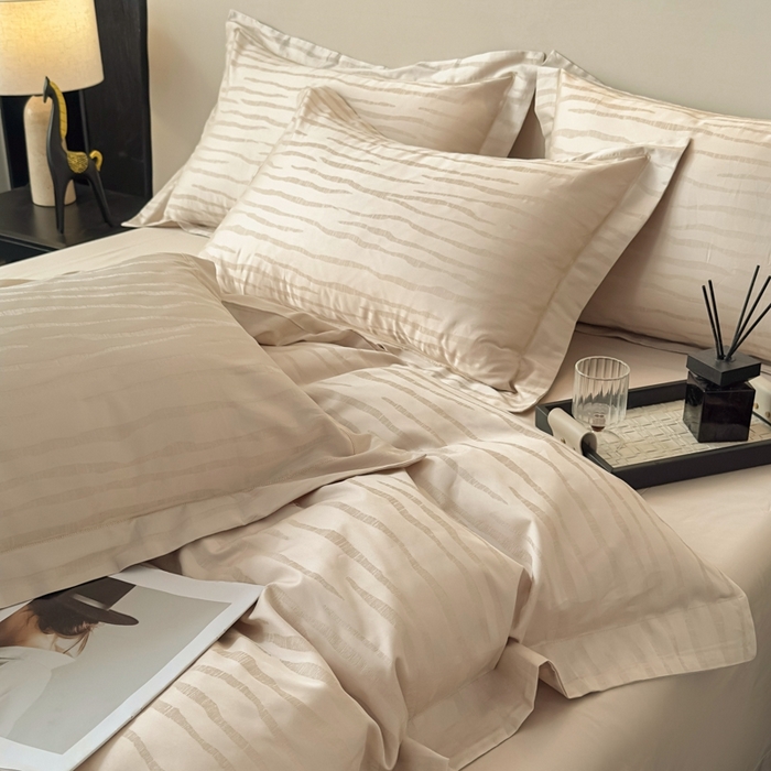 91家纺网 家纺一手货源 找家纺 金昱纺 2025新款50双股100支长绒棉贡缎提花高定四件套琉璃·香槟色