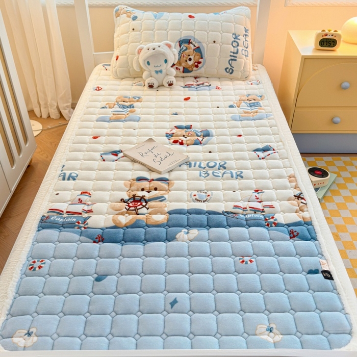 91家纺网 家纺一手货源 找家纺 爱屋及屋 2025新款牛奶绒印花床垫-宿舍床 冲浪小熊