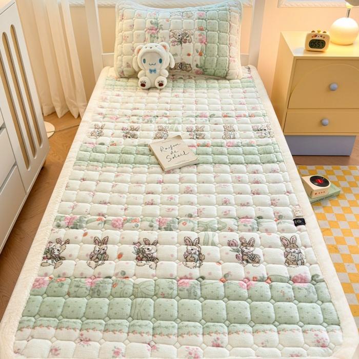 91家纺网 家纺一手货源 找家纺 爱屋及屋 2025新款牛奶绒印花床垫-宿舍床 可爱萌兔