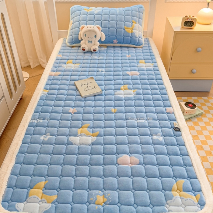 91家纺网 家纺一手货源 找家纺 爱屋及屋 2025新款牛奶绒印花床垫-宿舍床 蓝天白云