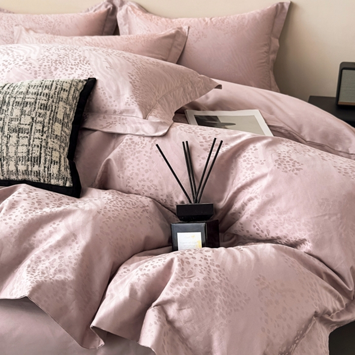 91家纺网 家纺一手货源 找家纺 金昱纺 2025新款50双股100支长绒棉贡缎提花高定四件套轻奢部落·玉粉