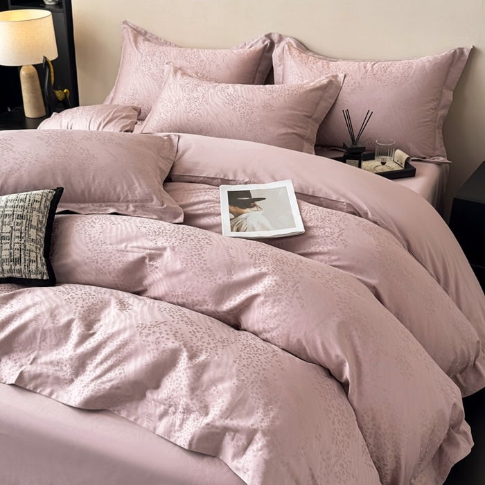 91家纺网 家纺一手货源 找家纺 金昱纺 2025新款50双股100支长绒棉贡缎提花高定四件套轻奢部落·玉粉