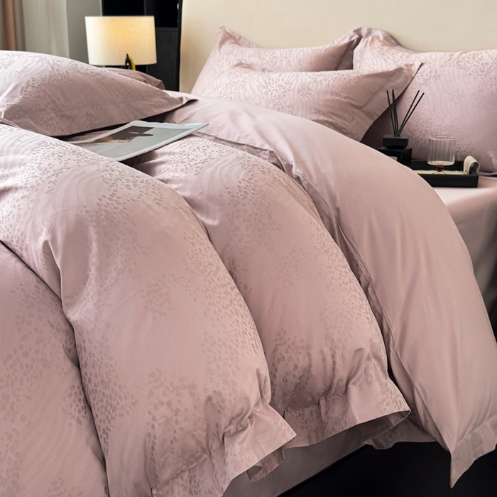 91家纺网 家纺一手货源 找家纺 金昱纺 2025新款50双股100支长绒棉贡缎提花高定四件套轻奢部落·玉粉