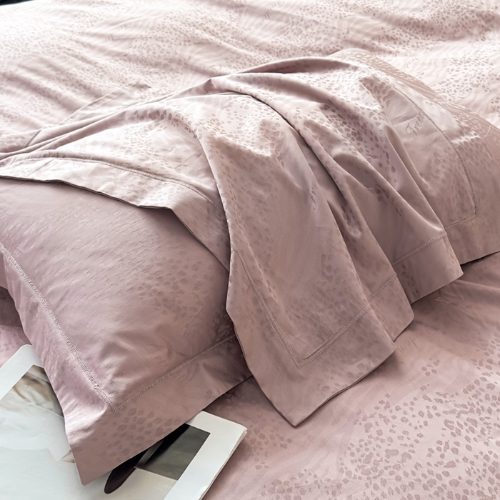 91家纺网 家纺一手货源 找家纺 金昱纺 2025新款50双股100支长绒棉贡缎提花高定四件套轻奢部落·玉粉