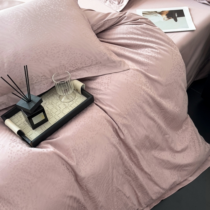 91家纺网 家纺一手货源 找家纺 金昱纺 2025新款50双股100支长绒棉贡缎提花高定四件套轻奢部落·玉粉